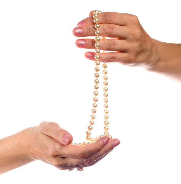 Mains avec un collier de perles — Photo