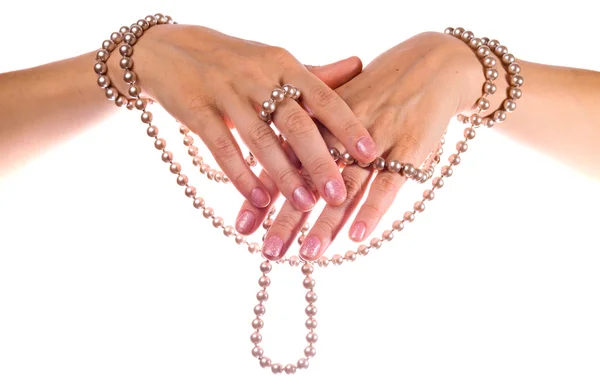 Mãos com um colar de pérolas — Fotografia de Stock