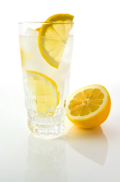 Trinken mit Zitrone. — Stockfoto