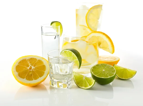 Bevande con limone e lime . — Foto Stock