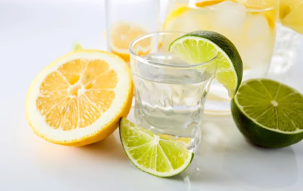 Напитки с лимоном и лаймом . — стоковое фото
