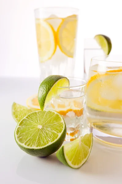 柠檬和酸橙的饮料. — 图库照片