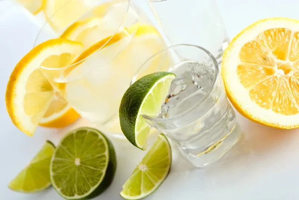 Getränke mit Zitrone und Limette. — Stockfoto