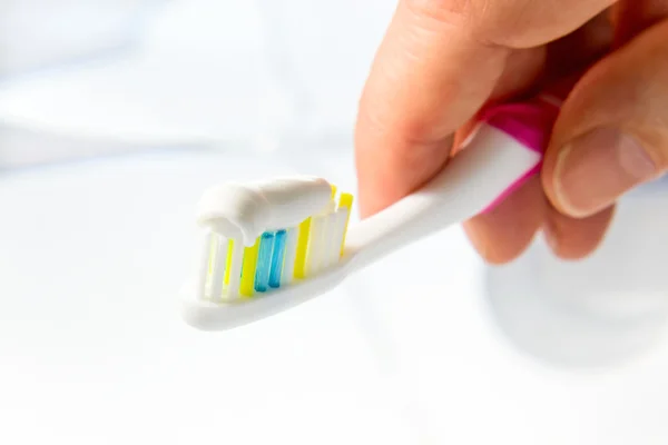 Mano con cepillo de dientes —  Fotos de Stock