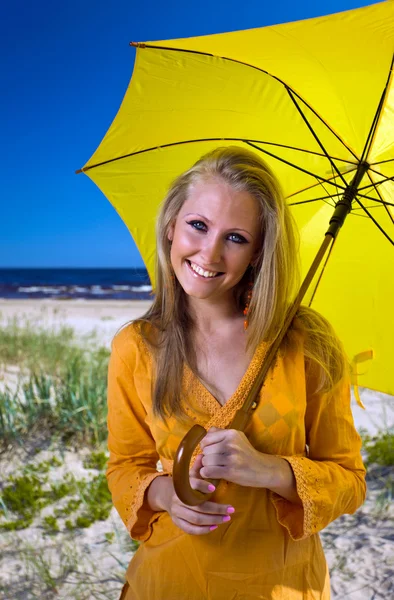 Mulher com guarda-chuva em uma praia . — Fotografia de Stock
