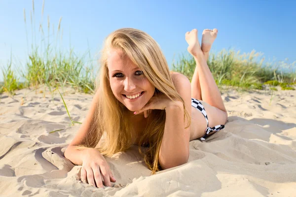 Dívka na pláži. — Stock fotografie