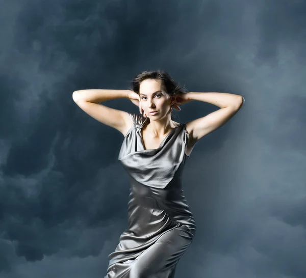 Mujer joven en vestido de noche gris . — Foto de Stock
