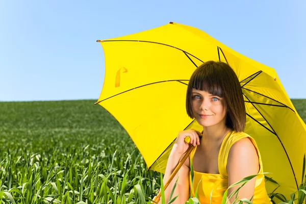 Chica joven con paraguas amarillo  . — Foto de Stock