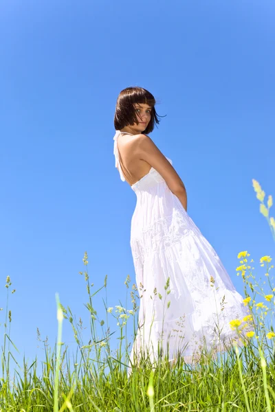 Chica joven en vestido blanco. —  Fotos de Stock