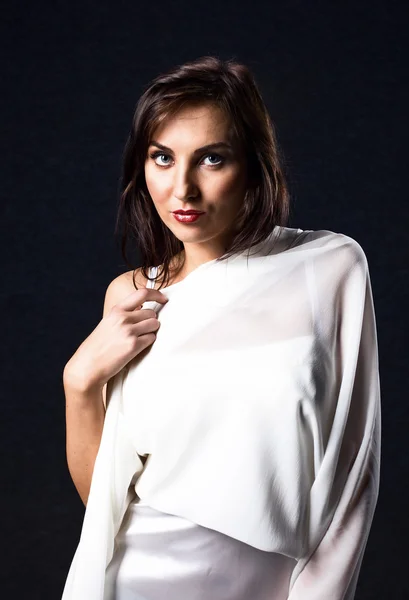Junge Frau im weißen Abendkleid,. — Stockfoto