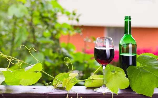 Flaska och glas med rött vin. — Stockfoto