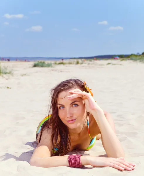 Mulher jovem em uma praia. — Fotografia de Stock