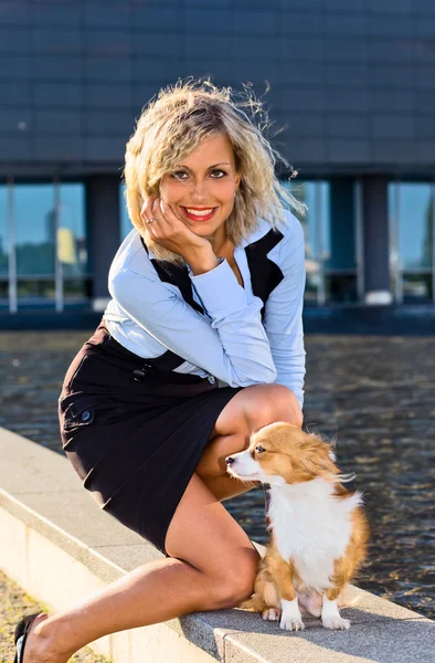 Chihuahua 'lı mutlu sarışın kadın.. — Stok fotoğraf