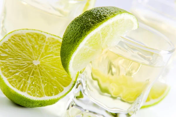 Tequila mit Limette . — Stockfoto