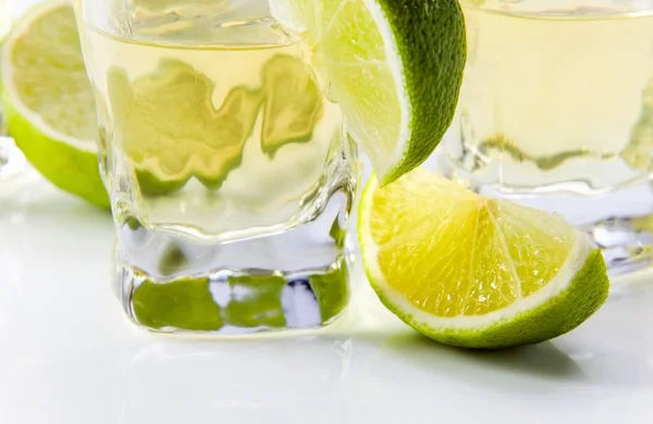 Tequila mit Limette . — Stockfoto