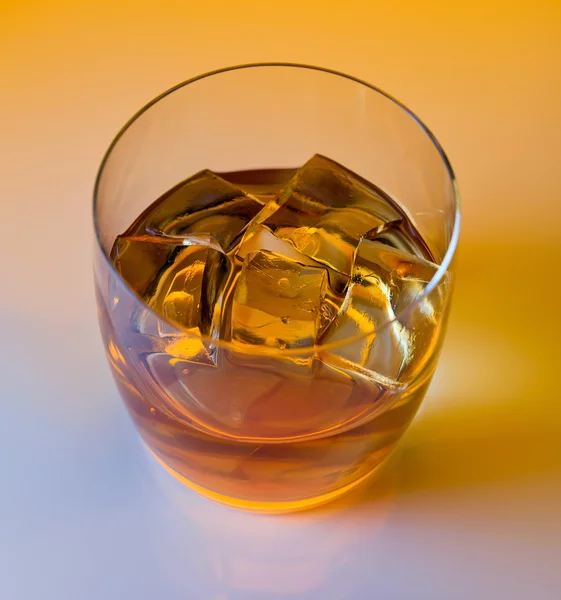 Виски со льдом . — стоковое фото