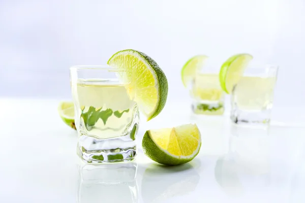 Tequila złota z limonki. — Zdjęcie stockowe