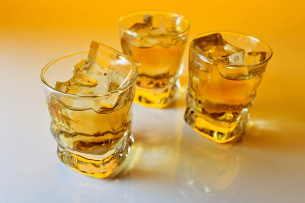 Whisky con ghiaccio . — Foto Stock