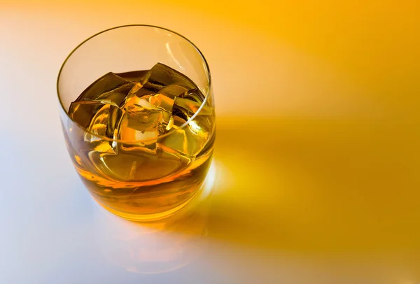 Whisky con ghiaccio  . — Foto Stock