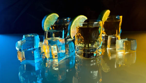 Tequila, limão e gelo . — Fotografia de Stock