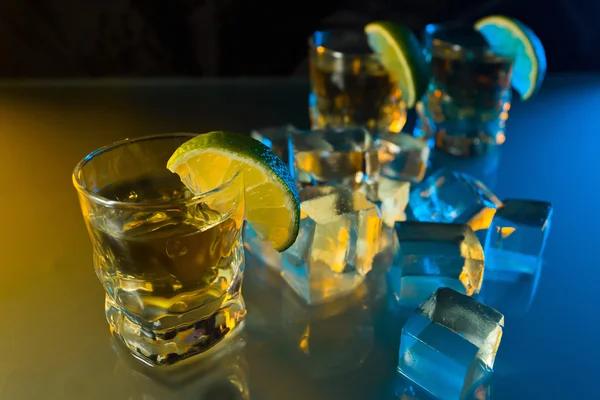 Tequila, lima y hielo . — Foto de Stock