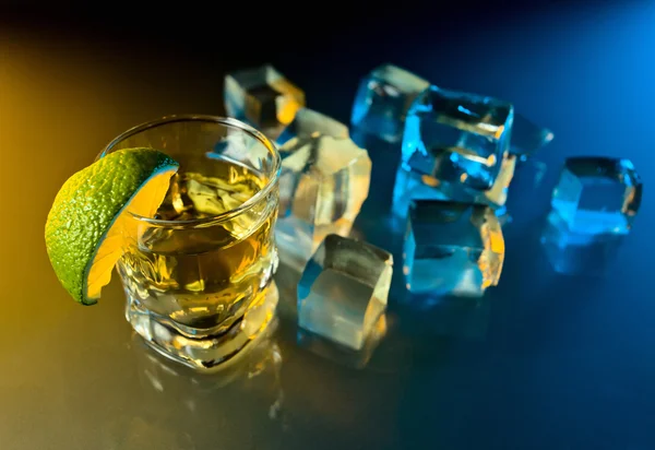 Tequila, kalk en ijs. — Stockfoto