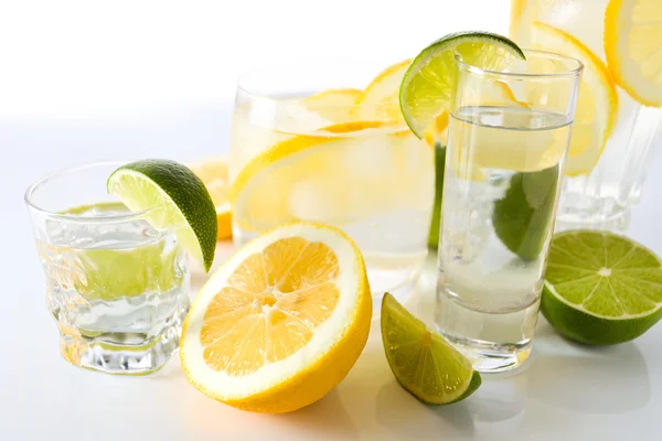 Getränke mit Zitrone und Limette. — Stockfoto