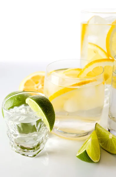Bevande con limone e lime . — Foto Stock
