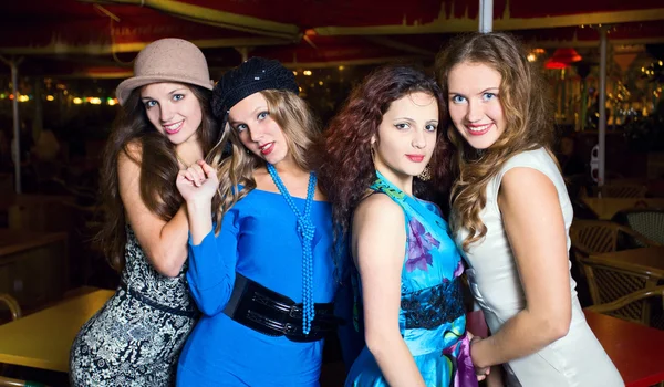 Meninas em uma discoteca noturna — Fotografia de Stock