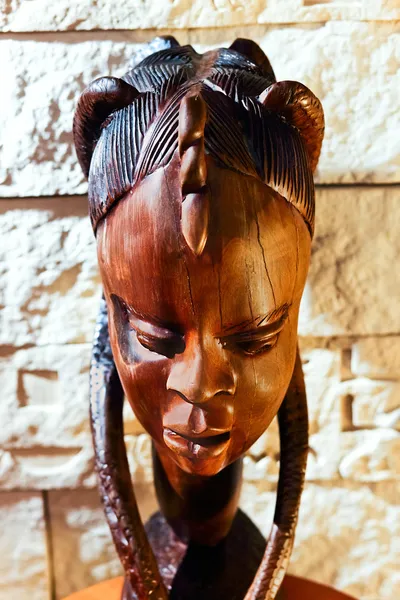 Traditionelle hölzerne Skulptur aus Nigeria. — Stockfoto