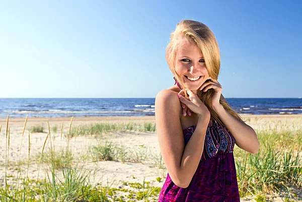 Donna felice su una spiaggia . — Foto Stock