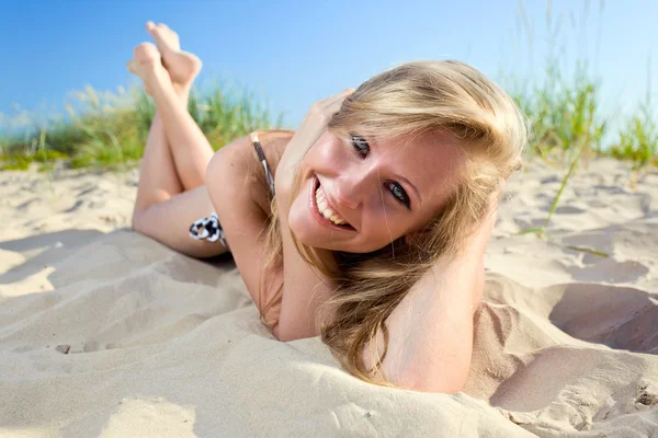 Νεαρή γυναίκα σε μια παραλία. — Φωτογραφία Αρχείου