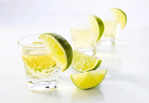 Gold Tequila mit Limette. — Stockfoto
