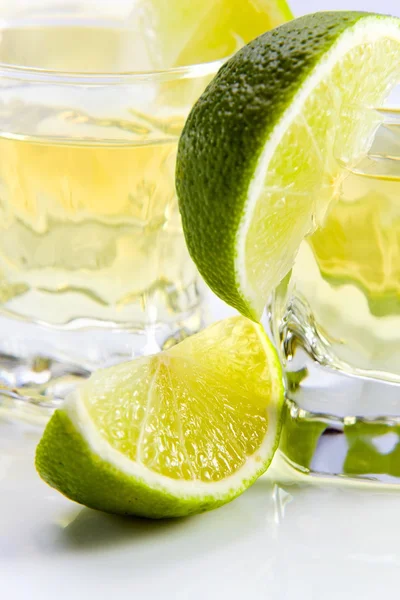 Zlatá tequila s limetkou. — Stock fotografie
