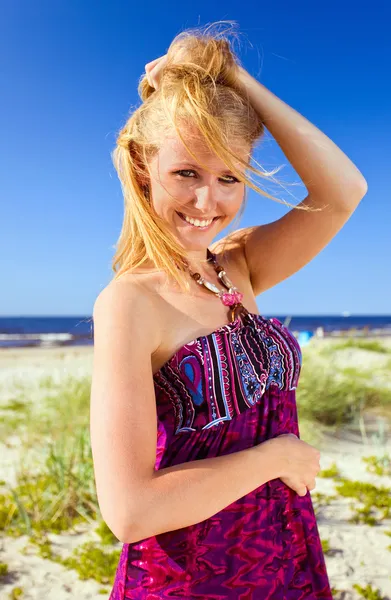 Ευτυχισμένη γυναίκα σε μωβ sundress . — Φωτογραφία Αρχείου