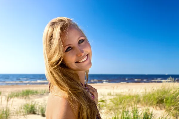 Mujer feliz en una playa . — Foto de Stock