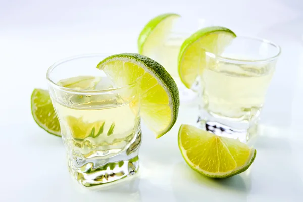 Tequila de oro con lima . — Foto de Stock