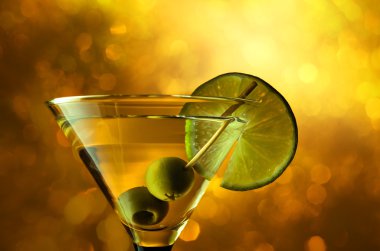 kireç ve yeşil zeytinli martini.