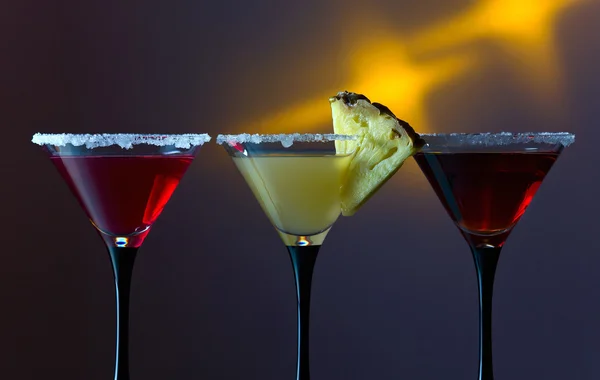 Tre bicchieri con un cocktail — Foto Stock
