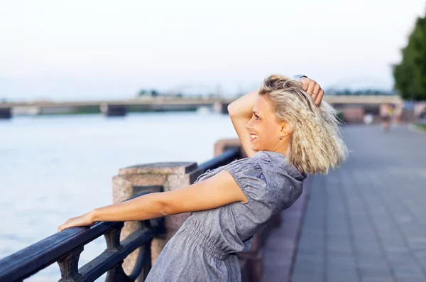 Szczęśliwy blond kobieta w szarej sukience . — Zdjęcie stockowe