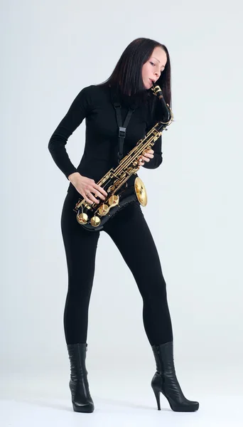 Kvinna med saxofon. — Stockfoto