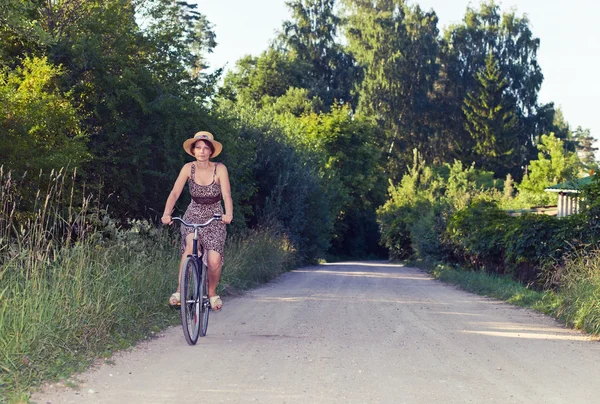 Mulher em uma bicicleta. — Fotografia de Stock