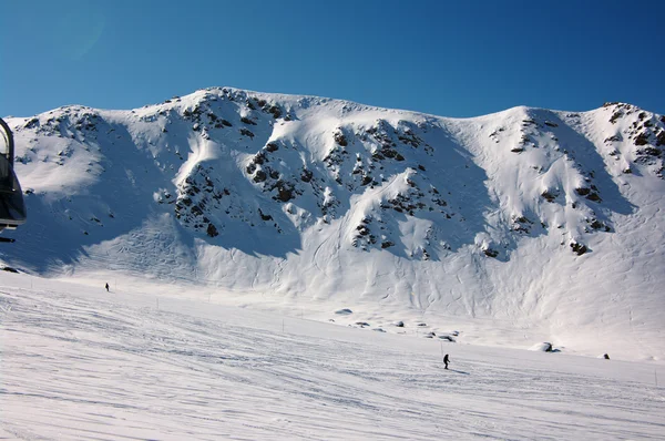 Kayakçı Kayak pistleri üzerinde — Stok fotoğraf