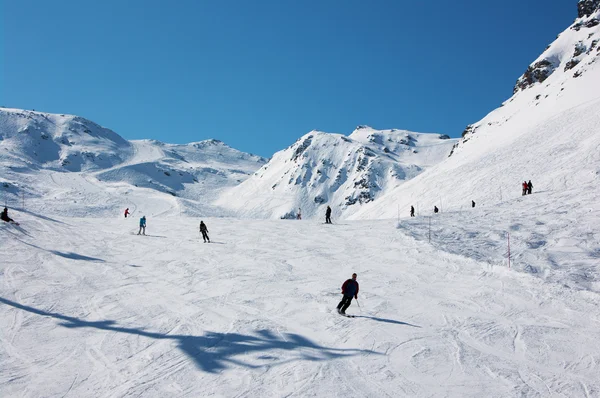 Skifahrer auf Skipisten — Stockfoto