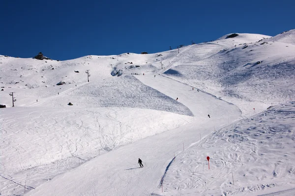 Esquiadores em pistas de esqui — Fotografia de Stock