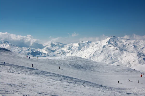 Skieurs sur les pistes de ski — Photo