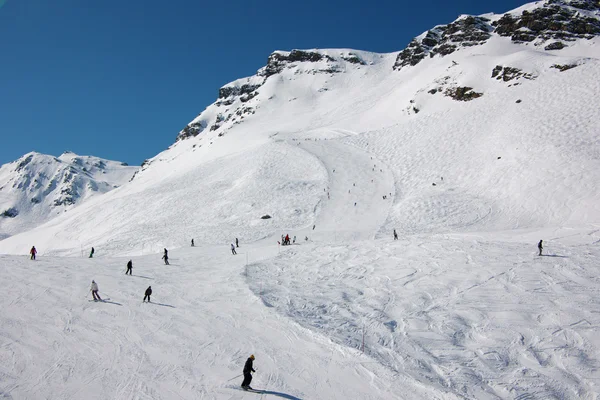 Sciatori sulle piste da sci — Foto Stock