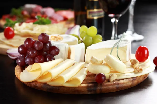 Sýr a salám talíř s bylinkami — Stock fotografie