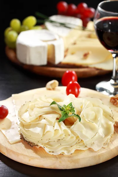 Kaas en salami schotel met kruiden — Stockfoto