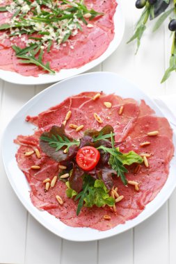 Carpaccio salata ve çam fıstığı